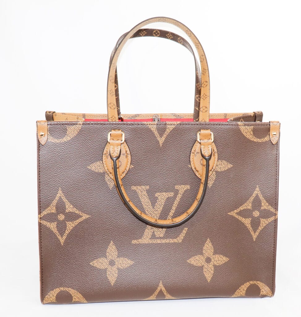 My 1st LV bag! It was b/w Neverfull MM or Onthego MM in black